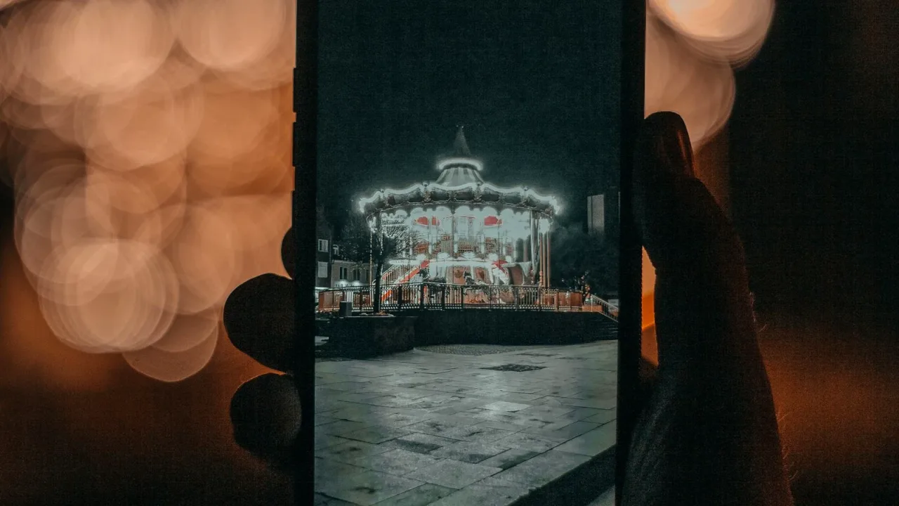 Gece elde tutulan telefonun koyu ekranı